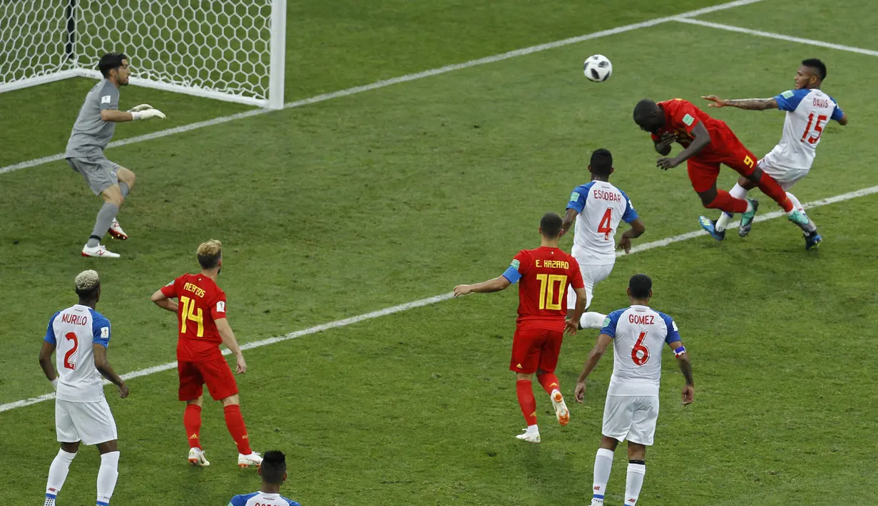 Striker Belgia, Romelu Lukaku, melepaskan sundulan ke gawang Panama pada laga Piala Dunia 2018 di Stadion Fisht, Senin (18/6/2018). Belgia menang 3-0 atas Panama. (AP/Victor R. Caivano)
