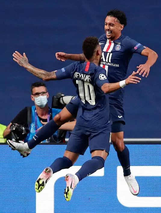 Para pemain Paris Saint-Germain (PSG) berselebrasi di akhir pertandingan setelah menang atas RB Leipzig pada semifinal Liga Champions di Estadio da Luz, Lisbon, Selasa (18/8/2020). PSG melaju ke final Liga Champions setelah mengalahkan Leipzig tiga gol tanpa balas. (David Ramos/Pool Photo via AP)