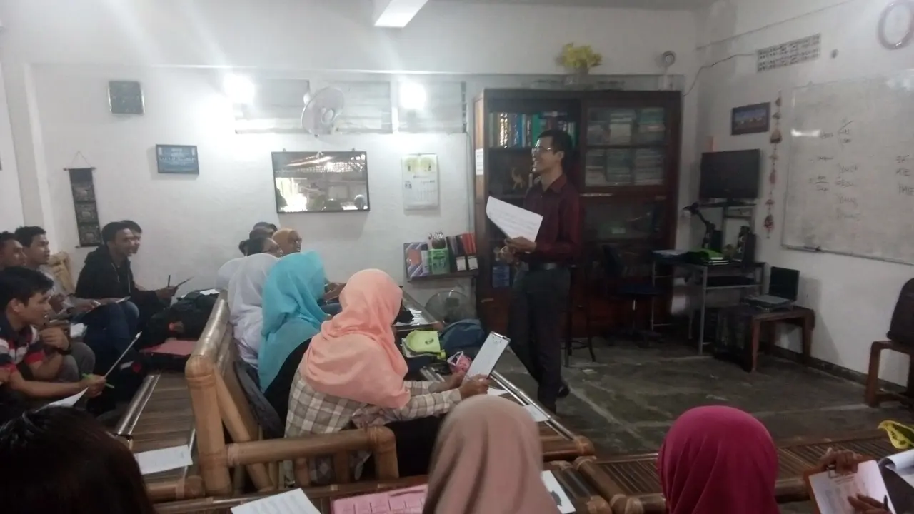 Kursus Bahasa Inggris di Bekas Garasi Hanya Rp 5 Ribu 