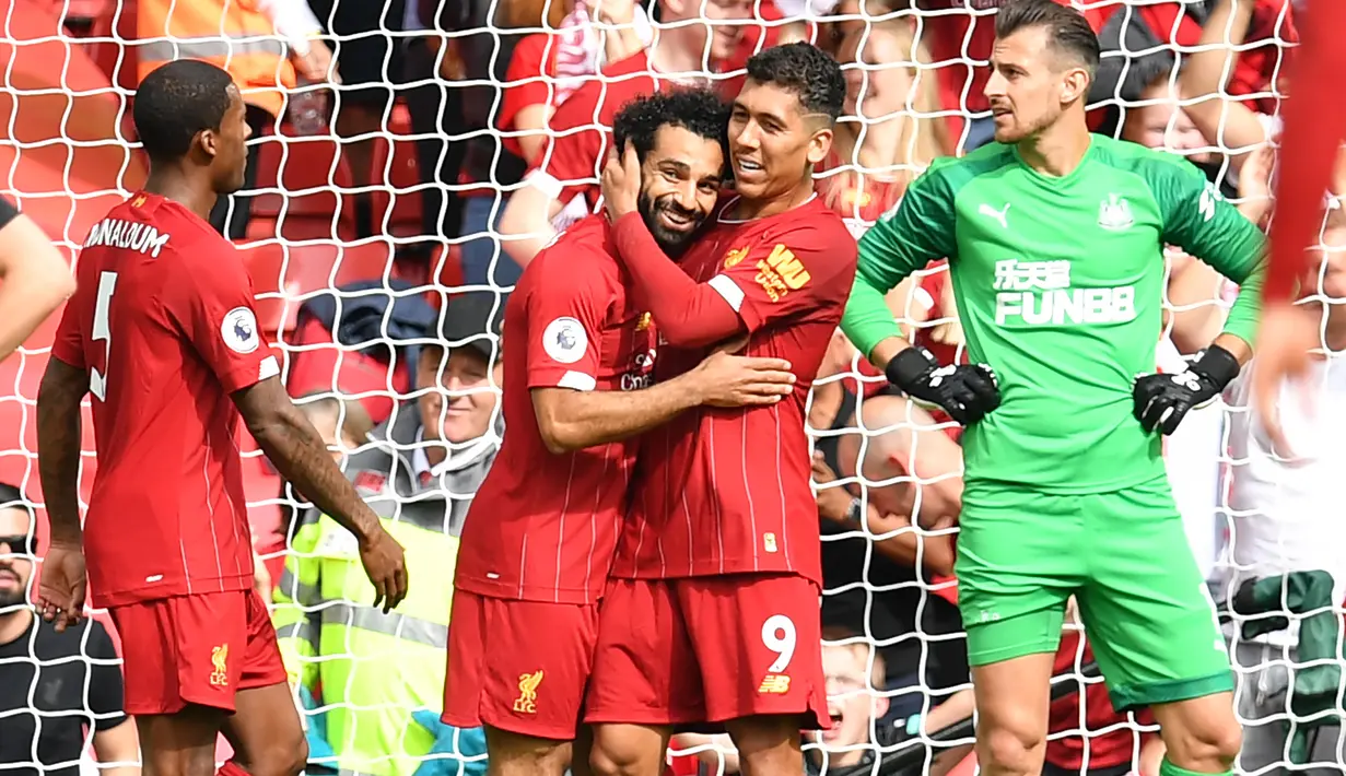 Para pemain Liverpool merayakan gol yang dicetak Mohamed Salah ke gawang Newcastle pada laga Premier League di Stadion Anfield, Liverpool, Sabtu (14/9). Liverpool menang 3-1 atas Newcastle. (AFP/Paul Ellis)