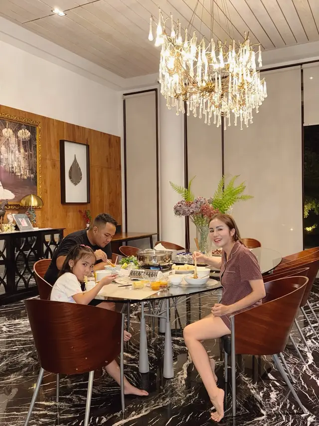 Potret Ruang Makan Rumah Momo Geisha