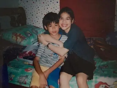 Surya Sahetapy bersama sang kakak, Giscka Putri Agustina Sahetapy saat kecil. Kini, ia masih merasa kehilangan sang kakak yang telah meninggal dunia pada 2010 silam, yang membuatnya menjadi trauma. (Foto: Instagram/@suryasahetapy)