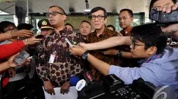  Menkumham Yasonna Hamongan Laoly bersama Sekretaris Kabinet Andi Widjajanto saat menjawab pertanyaan wartawan, Jakarta, Kamis (18/12/2014). (Liputan6.com/Miftahul Hayat)