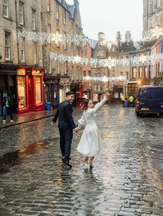 Gaun bergaya victorian itu bikin Gritte Agatha tampil cantik dan terlihat dewasa [@gritteagathaa]