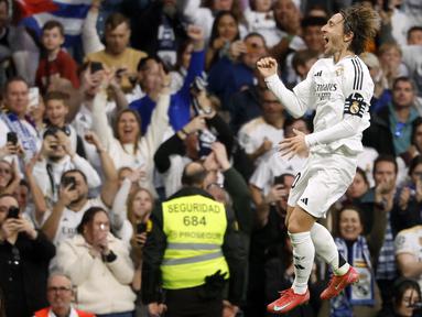 Pemain Real Madrid, Luka Modric melakukan selebrasi setelah mencetak gol ke gawang Girona dalam laga lanjutan Liga Spanyol 2024/2025 di Stadion Santiago Bernabeu, Madrid, Minggu (24/02/2025) waktu setempat. (AFP/Pierre-Philippe Marcou)