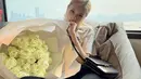 Menggunakan kuas berwarna putih yang dipadukan dengan celana hitam senada dengan sling bag ini pun terlihat sangat casual. Gaya penampilan member Blackpink satu ini juga bisa dijadikan sebagai inspirasi. (Liputan6.com/IG/@roses_are_rosie)