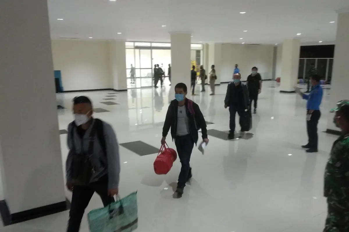 TKA China saat masuk di Bandara hiu Oleo Kendari, Selasa (23/6/2020).(Liputan6.com/Ahmad Akbar Fua)