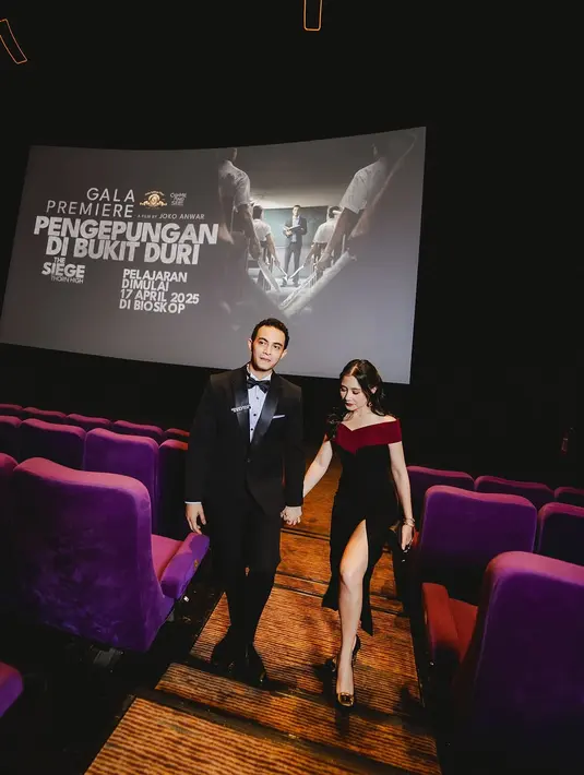 Omara Esteghalal terlihat tampan dalam balutan setelan jas hitam dan kemeja putih [@prillylatuconsina96]