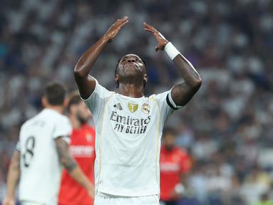 Negosiasi kontrak baru Vinicius Jr dengan Real Madrid menemui jalan buntu. Meskipun begitu, ia tetap tampil dalam laga pembuka musim baru Liga Spanyol 2025/2026 melawan Osasuna, Selasa (19/08/2025) waktu setempat. (AFP/Thomas Coex)