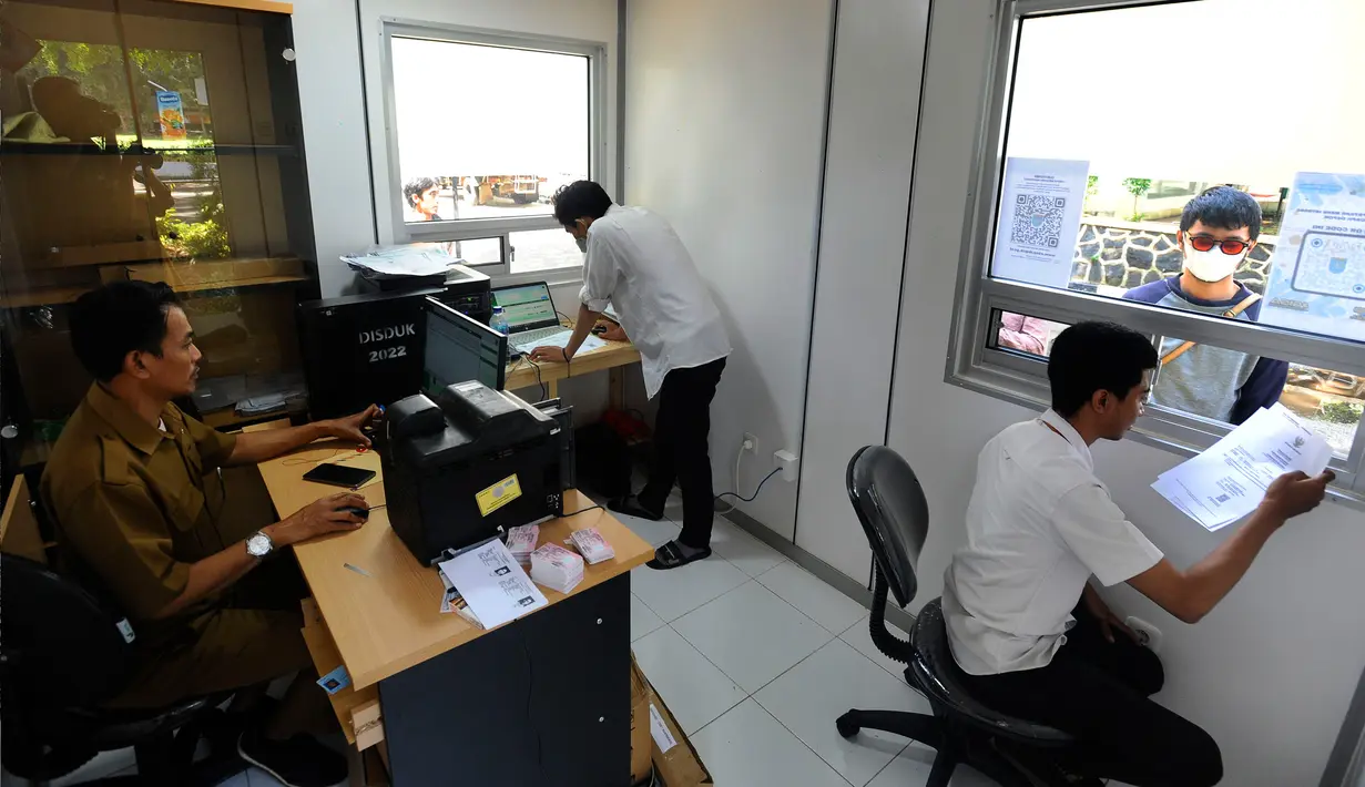 Pelayanan loket Dinas Kependudukan dan Pencatatan Sipil (Disdukcapil) Kota Depok via Drive Thru De Fast di halaman Kantor Pemkot Depok, Depok, Jawa Barat, Senin (26/9/2022). Drive Thru De Fast bertujuan mempermudah dan mempercepat warga mendapatkan dokumen kependudukan seperti E-KTP, Kartu Identitas Anak (KIA) dan pembuatan KTP digital. (merdeka.com/Arie Basuki)