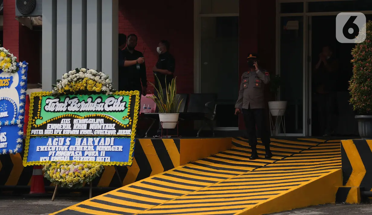 Petugas kepolisian berjaga jelang kedatangan  Jenazah anak dari Gubernur Jawa Barat (Jabar) Ridwan Kamil, Emmeril Khan Mumtadz atau Eril di Bandara Soekarno Hatta, Tangerang, Minggu (12/6/2022). Jenazah Eril dijadwalkan tiba di Bandara Soekarno-Hatta (Soetta) hari ini. 95. (Liputan6.com/Angga Yuniar)