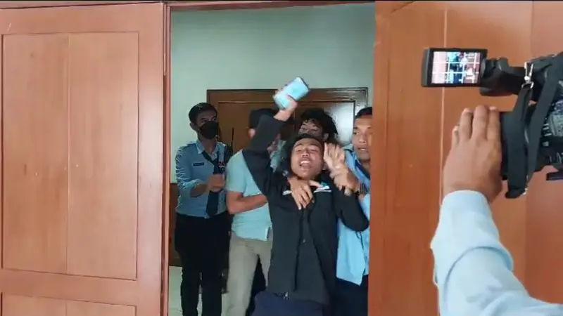 Mahasiswa terobos gedung DPRD Banten. (Rabu, 04/10/2023). (Yandhi Deslatama/Liputan6.com)