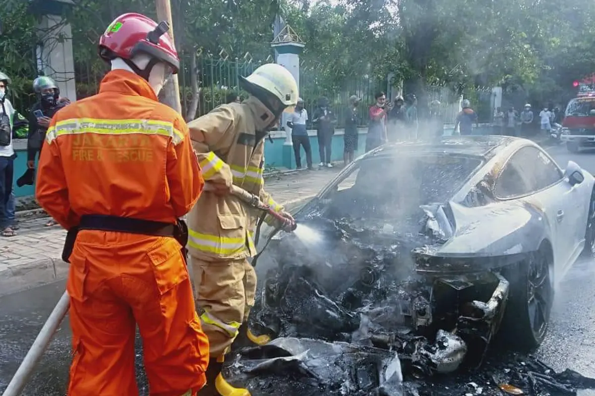 Mobil sport Porsche terbakar