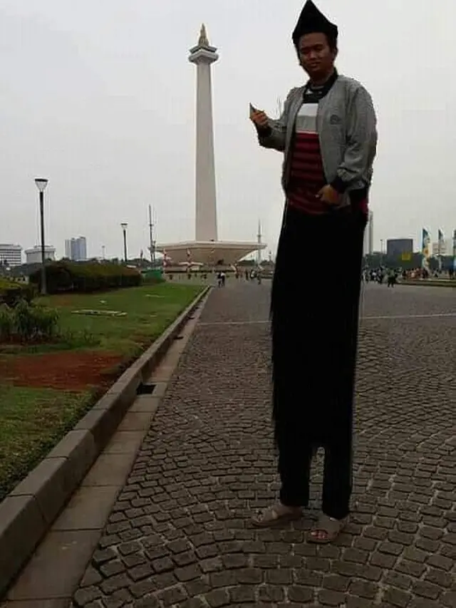 Ingin Tinggi Seperti Monas, 6 Editan Foto Netizen Ini Bikin Ngakak