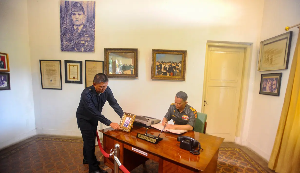 Petugas memeriksa diorama yang menjadi saksi bisu kisah tragis G-30S PKI di Museum Abdul Haris (AH) Nasution yang ada di Jalan Teuku Umar Nomor 40, Menteng, Jakarta Pusat, Senin (30/9/2024). (merdeka.com/Arie Basuki)