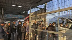 Pekerja Palestina memasuki van mini di stasiun terakhir di Beit Hanun di Jalur Gaza utara, sebelum mencapai Israel melalui penyeberangan Erez untuk bekerja (23/2/2022). Israel mengatakan akhir tahun lalu bahwa 3.000 warga Gaza tambahan akan diizinkan masuk Israel untuk bekerja. (AFP/Mohammed Abed)