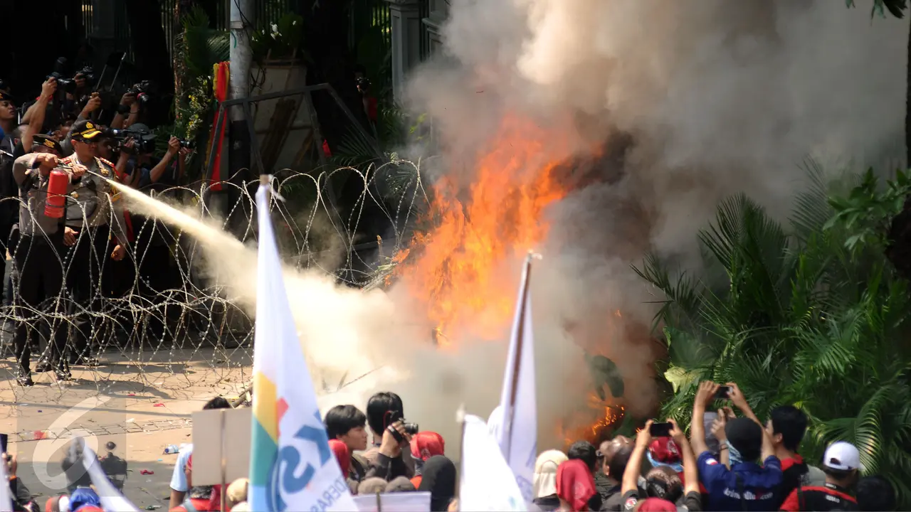 20170501-Tertahan di Medan Merdeka Barat, Massa Buruh Bakar Karangan Bunga-Tebe