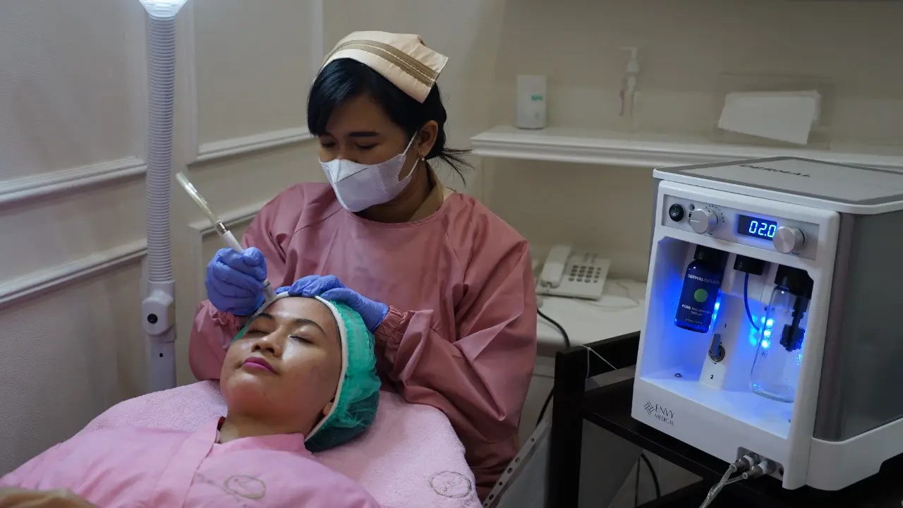 pembersihan wajah di KLT The Aesthetic Clinic Surabaya. (Dian Kurniawan/Liputan6.com)