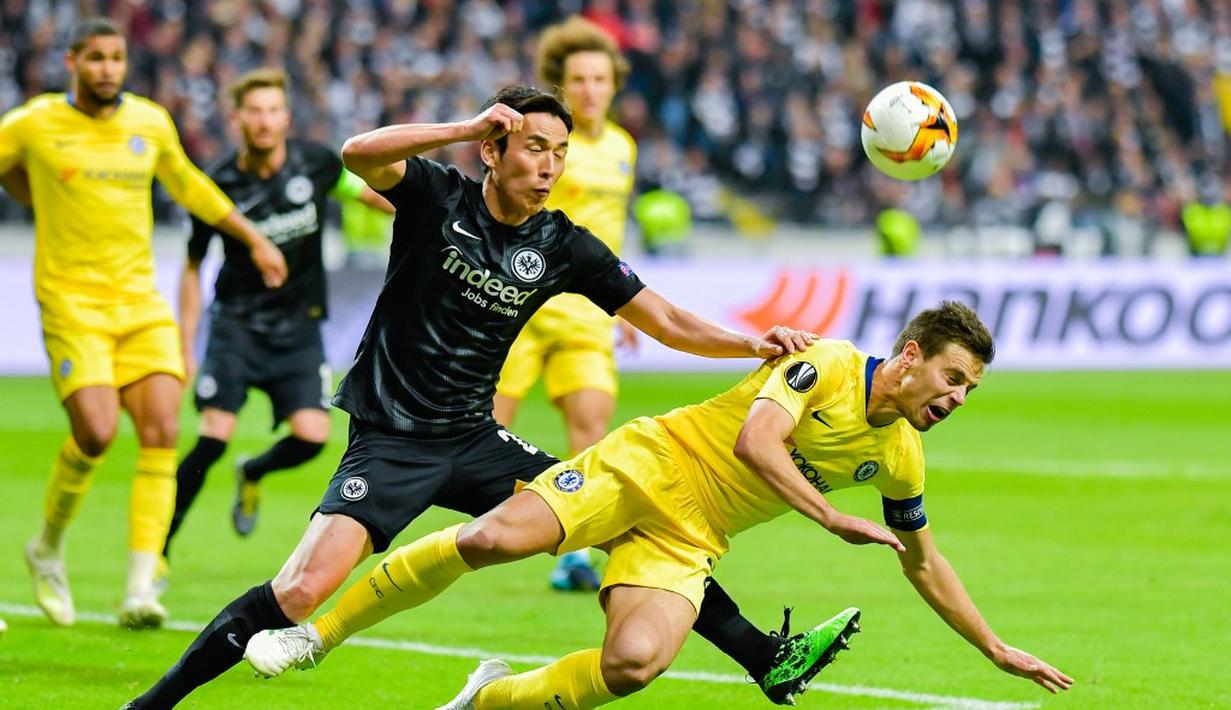 Makoto Hasebe harus menjatuhkan Cesar Azpilicueta pada leg 1, semifinal Liga Europa yang berlangsung di Stadion Commerzbank Arena, Frankfurt, Jumat (3/5). Chelsea imbang 1-1 kontra Eintracht Frankfurt. (AFP/Uwe Anspach)