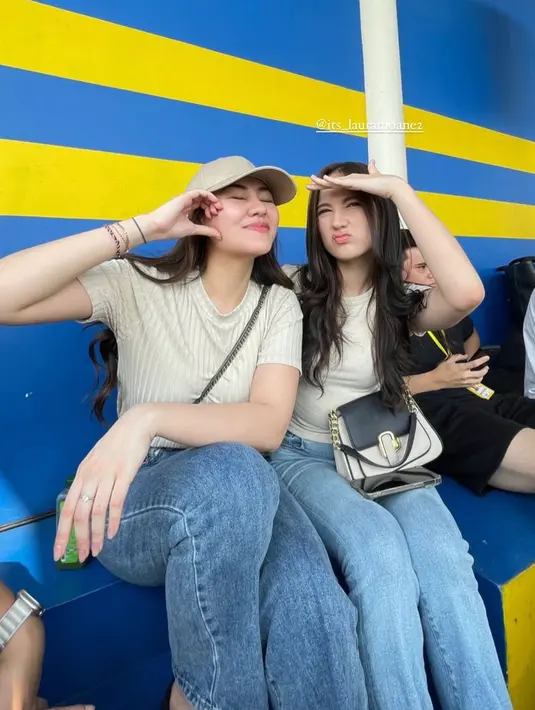 Aaliyah Massaid yang mulai go publik dengan Thariq Halilintar pun terlihat berada di tempat pertandingan sepak bola. Ia mengenakan atasan coklat yang serasi dengan topinya dipadukan celana denim. [aaliyah.massaid]