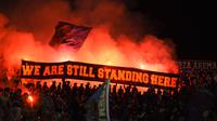 Aksi Aremania di tribun saat ujicoba lawan Rans Nusantara hari Selasa (07/06/2022). (Iwan Setiawan/Bola.com)