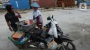 Pedagang kopi keliling atau dikenal dengan sebutan starling melayani pembeli di Pelabuhan Sunda Kelapa, Jakarta, Sabtu (7/12/2019). Pedagang yang mematok harga antara Rp 3.000 - Rp 7.000 ini menyasar buruh angkut Pelabuhan Sunda Kelapa. (merdeka.com/Imam Buhori)