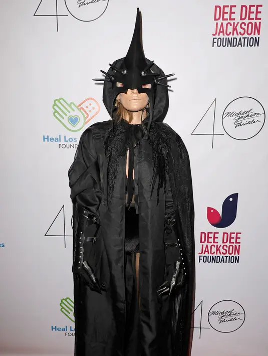 <p>Paris Jackson menghadiri Pesta Halloween "Thriller Night" yang diselenggarakan oleh Prince Michael Jackson di Jackson Family Home, Encino, California, Amerika Serikat, 28 Oktober 2022. Kostum Paris terdiri dari jubah hitam compang-camping yang menutupi bra dua potong beludru hitam dan celana pendek dengan celana ketat hitam. (Kevin Winter/Getty Images/AFP)</p>