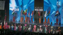 Parade bendera 43 negara peserta pada Penutupan Asian Para Games 2018 di Stadion Madya, Gelora Bung Karno, Jakarta, Sabtu (13/10). Upacara penutupan bertajuk "We Are One Wonder” dihadiri oleh Wakil Presiden RI Jusuf Kalla. (merdeka.com/Imam Buhori)