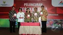Menko Pembangunan Manusia dan Kebudayaan, Puan Maharani (tengah) bersama empat menteri terkait berfoto usai peluncuran Gerakan Desa di Jakarta, Selasa (7/4/2015). Para menteri tersebut melakukan sinkronisasi pembangunan desa. (Liputan6.com/Helmi Afandi)