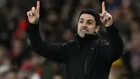 Pelatih Arsenal, Mikel Arteta saat ini tengah menjalani musim ke-5 membesut The Gunners di Premier League musim 2023/2024. Ia mulai mengarsiteki Arsenal setelah meninggalkan posisinya sebagai asisten Pep Guardiola di Manchester City pada tengah musim 2019/2020 menggantikan sang caretaker Freddie Ljungberg yang sebelumnya mengisi posisi Unai Emery yang dipecat. (AFP/Ben Stansall)