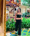 Nikmati liburan, Nia Ramadhani pilih tampil santai dengan beberapa crop top. Seperti gayanya? [@ramadhaniabakrie]