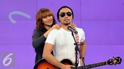 Cinta Penelope (kiri) memegang pundak Putra Myface usai memainkan salah satu lagu terbarunya di SCTV Tower, Jakarta, Rabu (10/8). Putra Myface merupakan produser film 3 Pilihan Hidup yang juga dibintangi Cinta. (Liputan6.com/Helmi Fithriansyah)