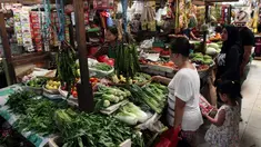 Aktivitas perdagangan di Pasar Kebayoran Lama, Jakarta, Jumat (20/4). Kementerian Perdagangan (Kemendag) mengklaim harga pangan terkendali. (Liputan6.com/Johan Tallo)