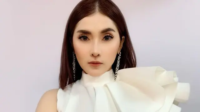 Gaya Eva Anindita dengan Busana Putih, Tampil Stylish