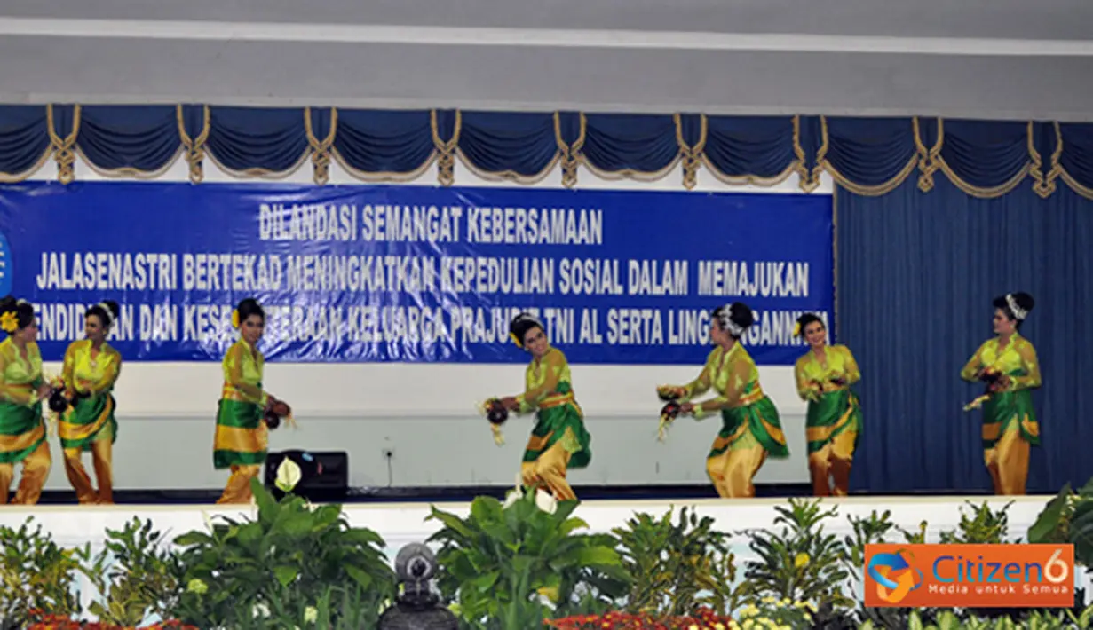 Citizen6, Surabaya: Kegiatan lomba Tari Nusantara dan dekorasi Podium upaya untuk meningkatkan daya kreatifitas anggota. Kegiatan ini juga sebagai wadah bagi ibu-ibu yang mempunyai minat di bidang seni dapat tersalurkan. (Pengirim: Budi Abdillah)