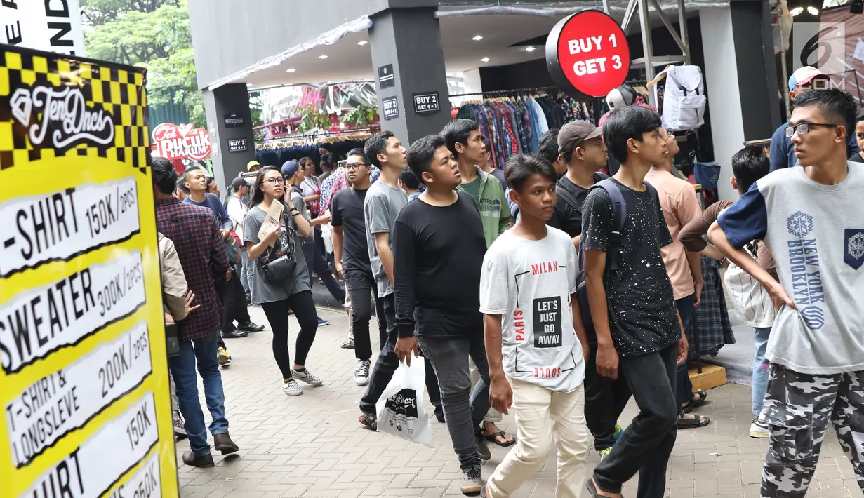 Sejumlah pengunjung memadati area Jakcloth Year End Sale di Parkir Timur Senayan, Jakarta, Sabtu (22/12). Memasuki tahun ke-9, JakCloth tetap menarik minat masyarakat untuk berkunjung dan berbelanja. (Liputan6.com/Helmi Fithriansyah)