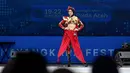 Seorang model menampilkan kreasinya saat peragaan busana Bhayangkara sebagai bagian dari peringatan 80 tahun Kepolisian Republik Indonesia, di Banda Aceh, Senin 22 Juni 2026. (CHAIDEER MAHYUDDIN/AFP)