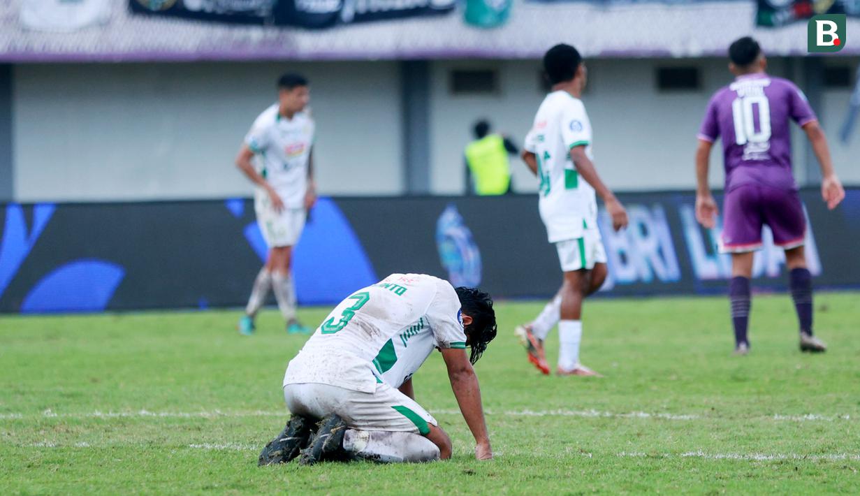 Pemain PSS Sleman, Bagus Nirwanto, tertunduk lesu setelah ditaklukkan Persita Tangerang pada laga pekan ke-28 BRI Liga 1 2022/2023 di Stadion Indomilk Arena, Tangerang, Kamis (2/3/2023). Persita menang dengan skor 2-1. (Bola.com/M Iqbal Ichsan)