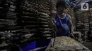 Pekerja tengah memproduksi oncom di industri rumahan kawasan Jakarta, Jumat (17/5/2024). (Liputan6/Angga Yuniar)