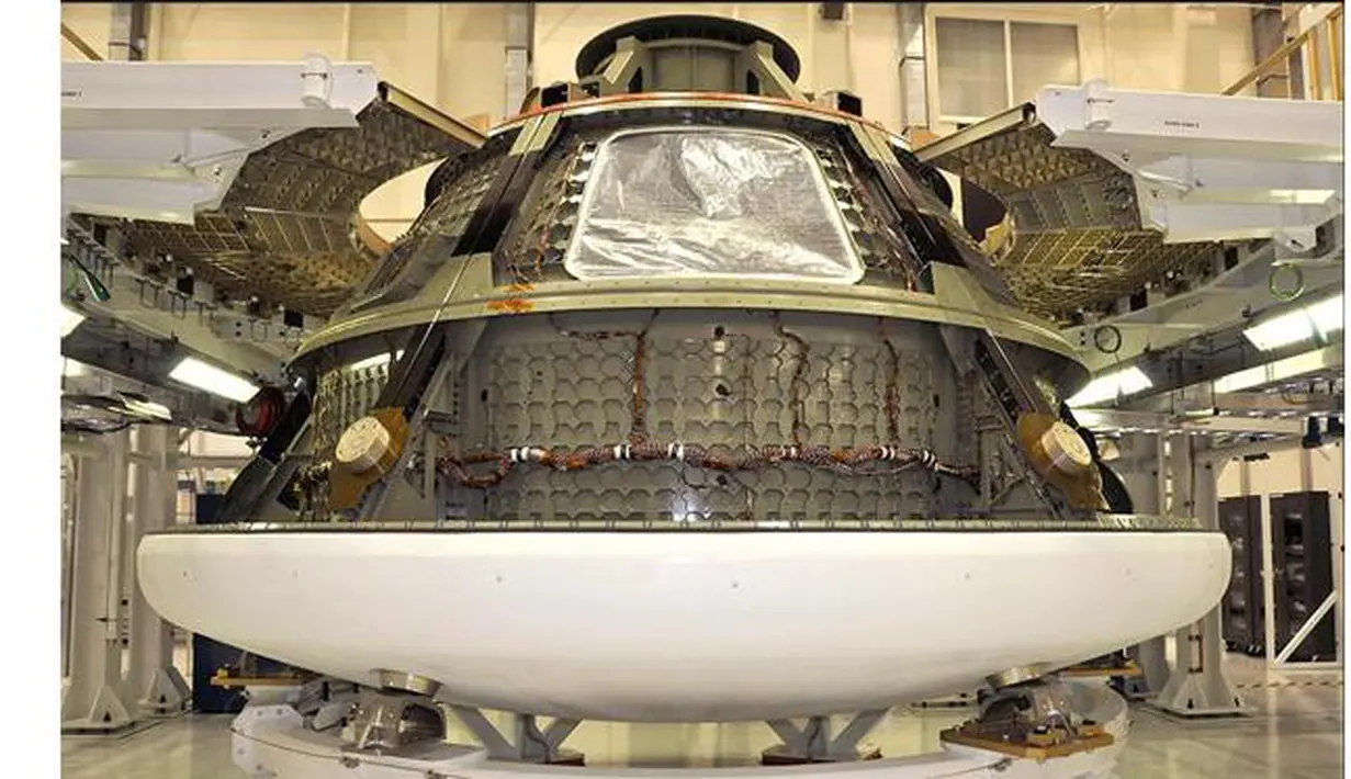 Pesawat ruang angkasa Orion dalam Operasi dan Checkout bangunan di Kennedy Space Center, Florida, pada 2 Juli 2012. (businessweek.com)