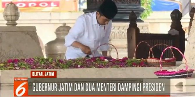 Jokowi Tabur Bunga di Makam Bung Karno