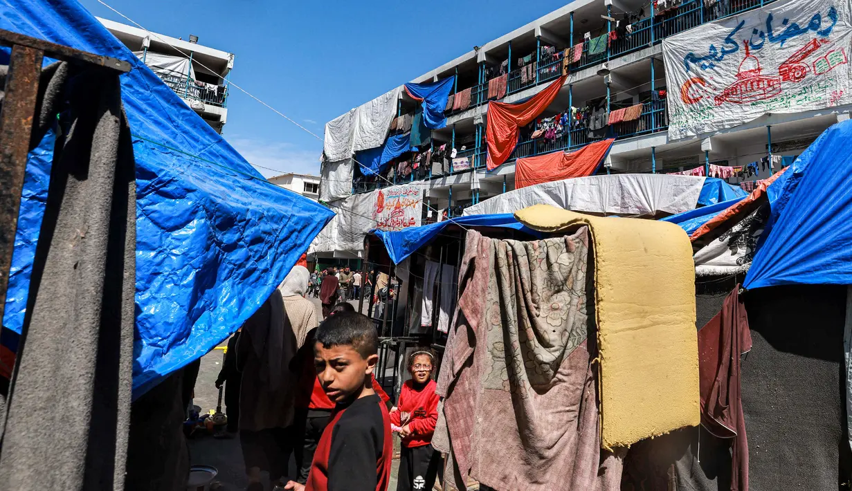 Melalui ornamen tersebut, pengungsi berharap mendapat kegembiraan dan semangat dalam menjalankan ibadah di bulan suci Ramadan. (MOHAMMED ABED/AFP)