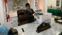 Cak Imin merapikan barang-barang miliknya di kantornya Lantai 4, Gedung Nusantara III, Komplek Parlemen, Senayan, Jakarta, pada Senin (30/9/2024) sore. (Liputan6.com/Delvira Hutabarat).