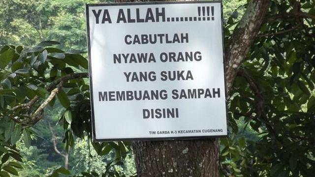 6 Tulisan Buang Sampah Pakai Ancaman Ini Ngeri-Ngeri Sedap, Kocak