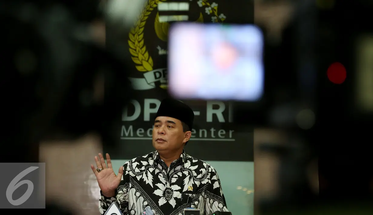 Ade Komarudin memberikan keterangan pers terkait isu pergantian ketua DPR di Gedung Nusantara III, Kompleks Parlemen, Senayan, Jakarta, Selasa (29/11). Diisukan nantinya posisi ketua DPR akan digantikan oleh Setya Novanto. (Liputan6.com/Johan Tallo)