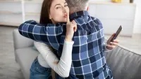 Ilustrasi pasangan selingkuh/copyright shutterstock.com/Prostock-studio