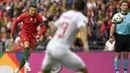 Penyerang Portugal, Cristiano Ronaldo, melepaskan tendangan ke arah gawang Swiss pada laga UEFA Nations League di Estadio Do Dragao pada Kamis (6/6) dini hari WIB. Portugal menang 3-1 atas Swiss. (AP/Martin Meissner)