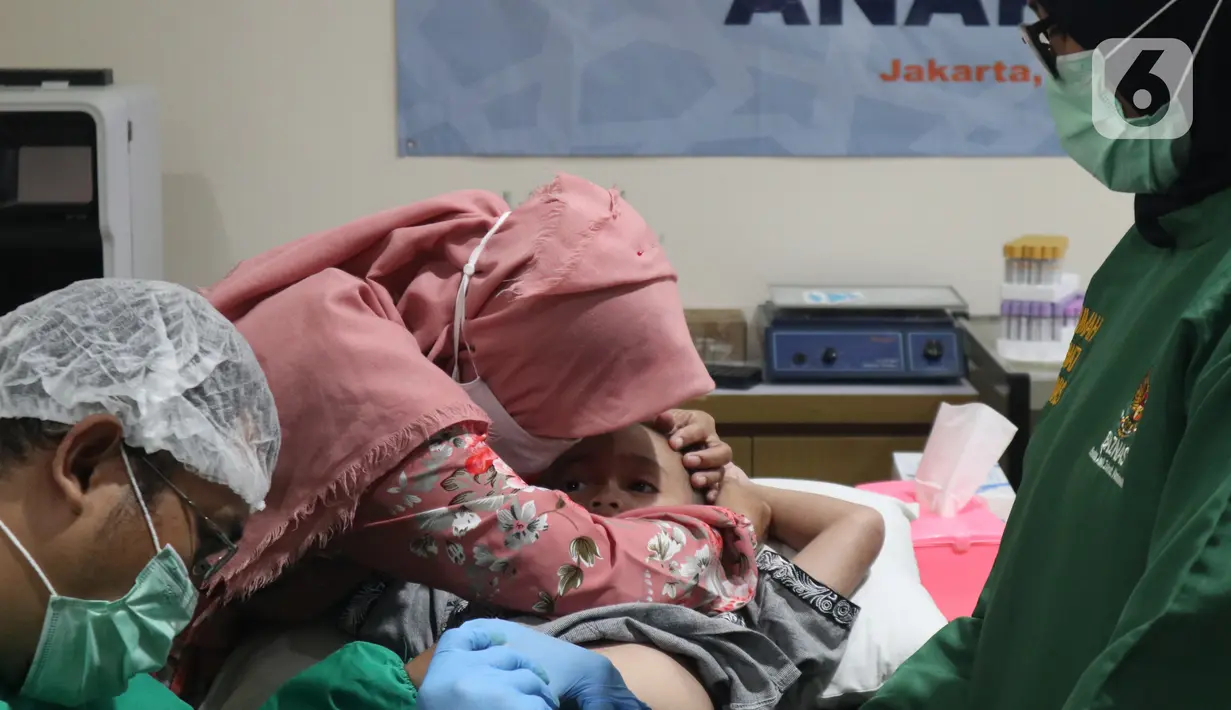 Suasana khitanan massal yang bertajuk Khitanan Anak Soleh di Gedung Graha Askrindo Kemayoran, Jakarta, Sabtu (3/2/2021). Sebanyak 200 anak dari wilayah Jabodetabek dan pegawai alih daya dikhitan dalam rangkaian perayaan HUT ke-50 Askrindo. (Liputan6.com/Pool)