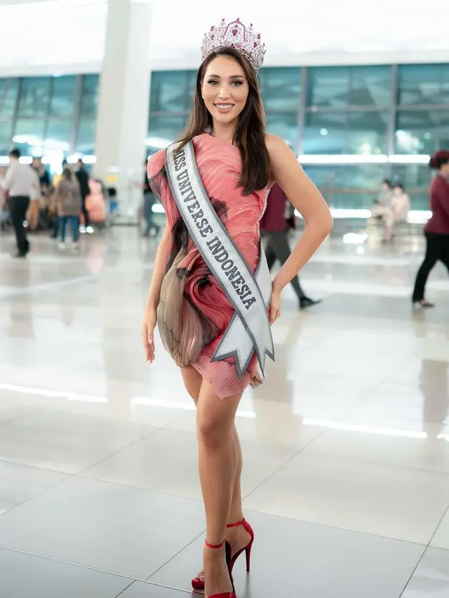 8 Potret OOTD Laksmi De Neefe Suardana di Bandara, Kenakan Cocktail Dress Sampai ke New Orleans