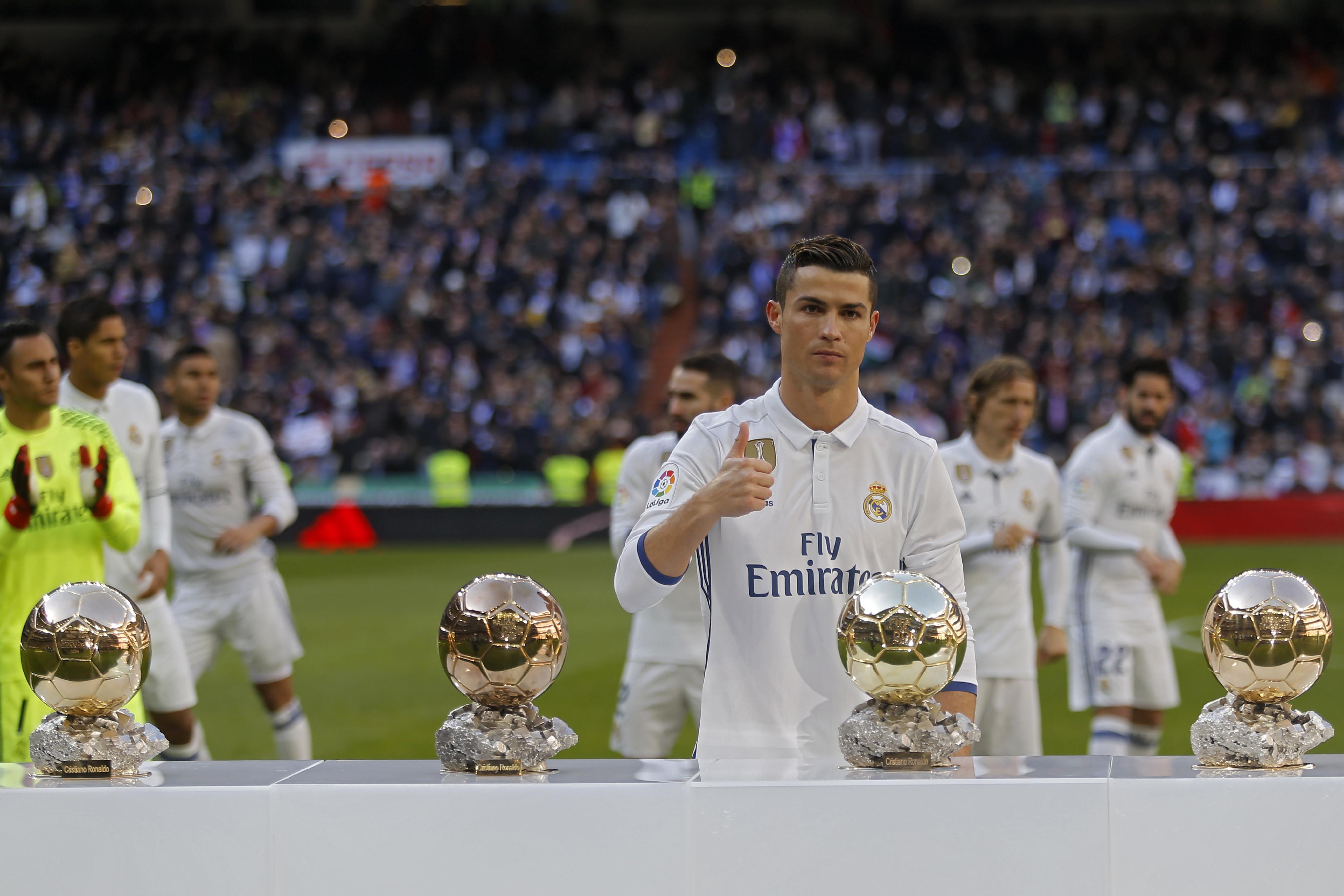 Cristiano Ronaldo berpose depan empat trofi Ballon d'Or miliknya  (AP Photo/Francisco Seco)